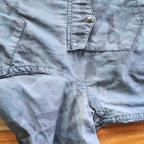 American Eagle Outfitters, Men's Long Sleeve, Button Down Shirt. XL Blue Camo - Picture 5 of 8